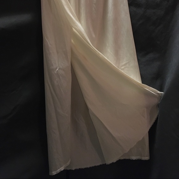 Vanity Fair Neutral Slip w/ Slit M 29” Long New - Picture 2 of 5